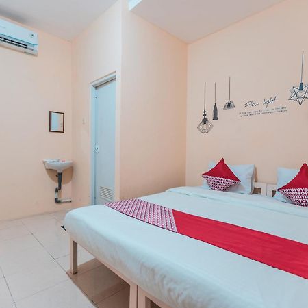 OYO 2034 Eden Guest House Depok Extérieur photo