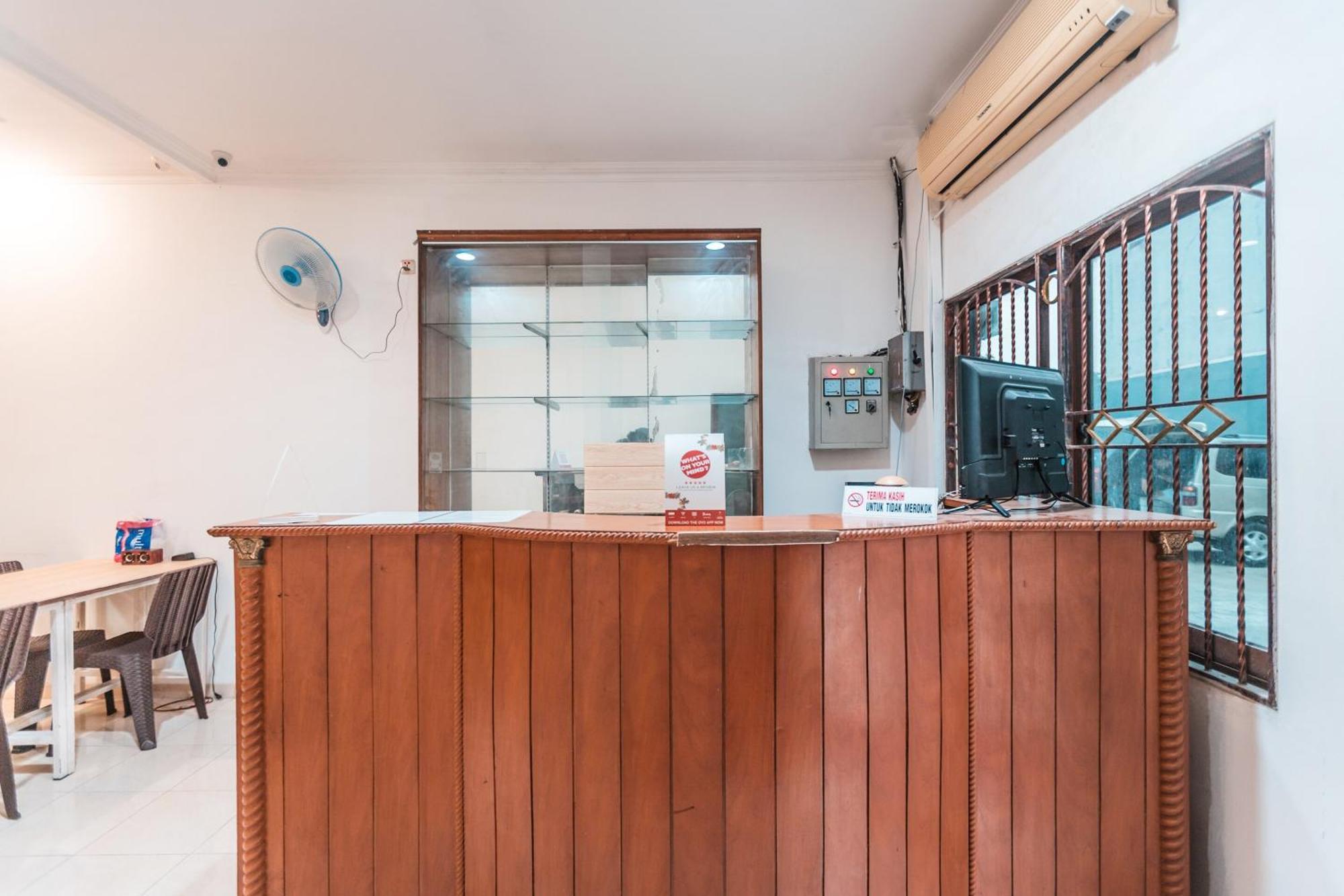 OYO 2034 Eden Guest House Depok Extérieur photo