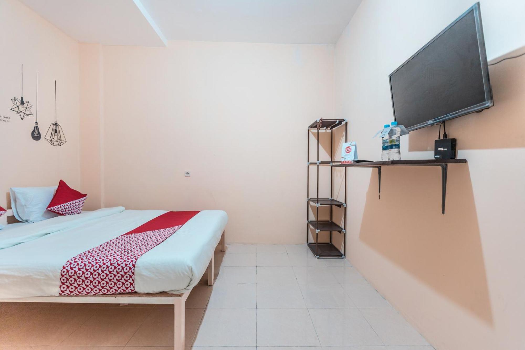 OYO 2034 Eden Guest House Depok Extérieur photo