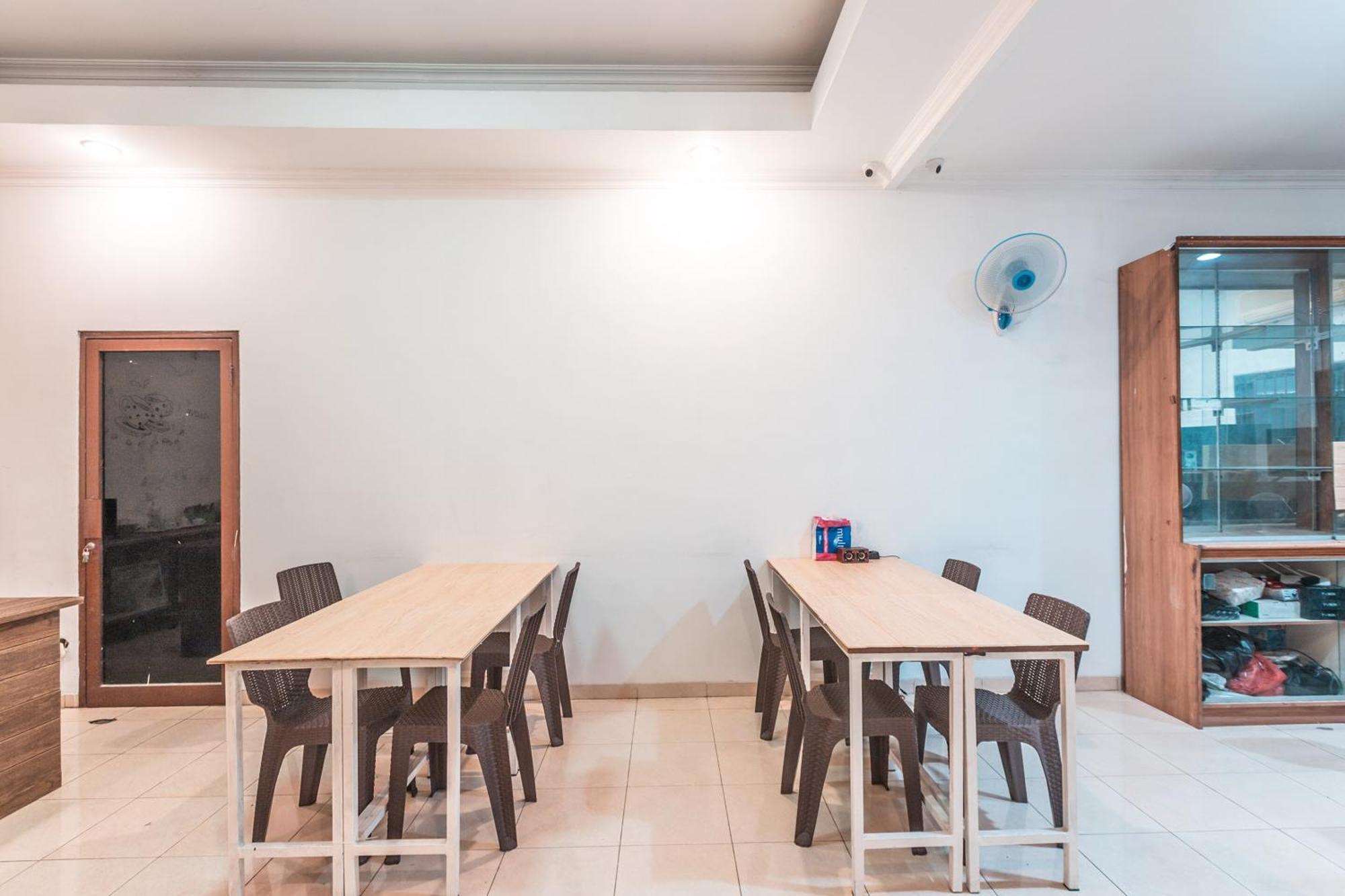 OYO 2034 Eden Guest House Depok Extérieur photo
