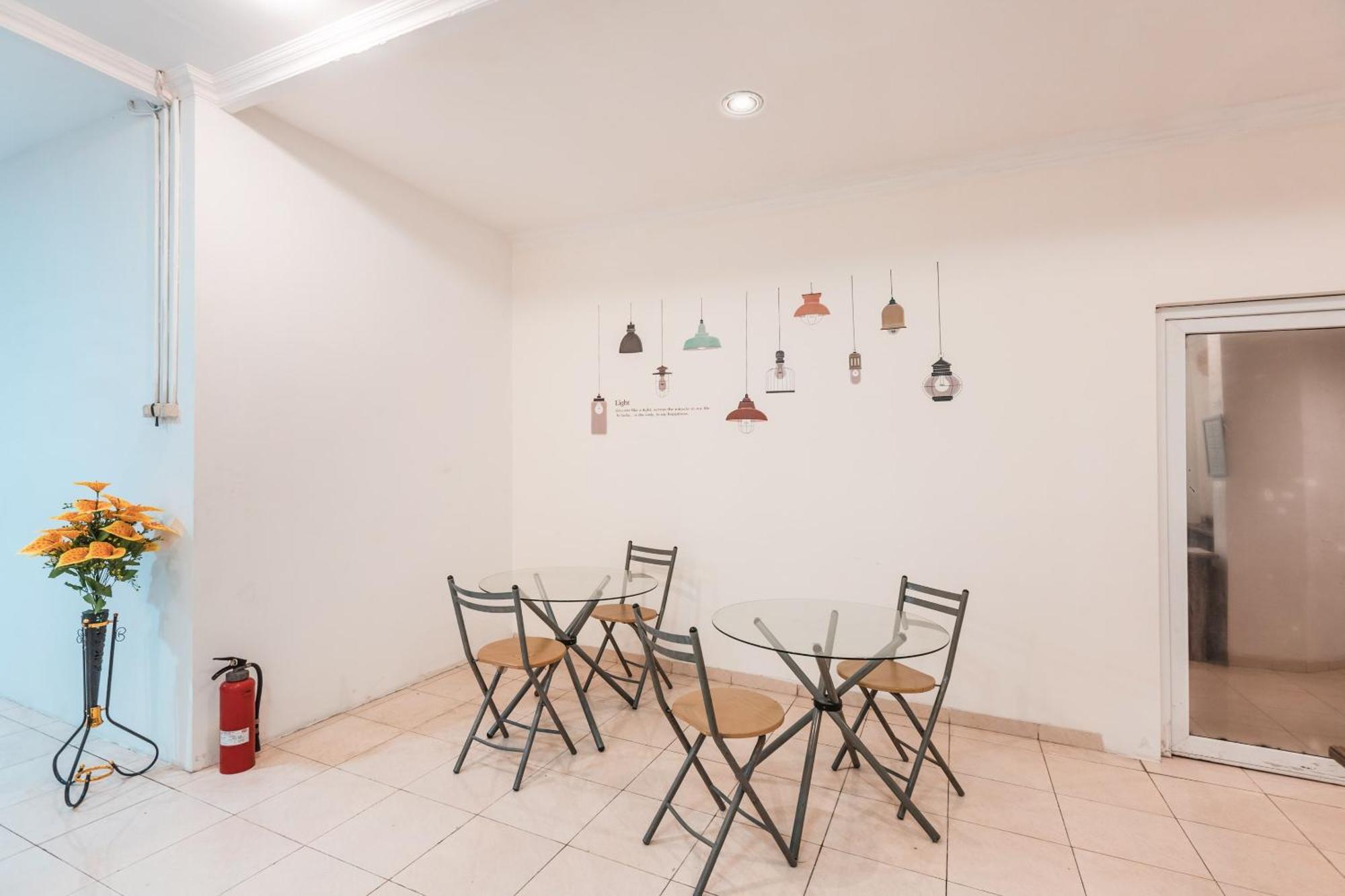 OYO 2034 Eden Guest House Depok Extérieur photo