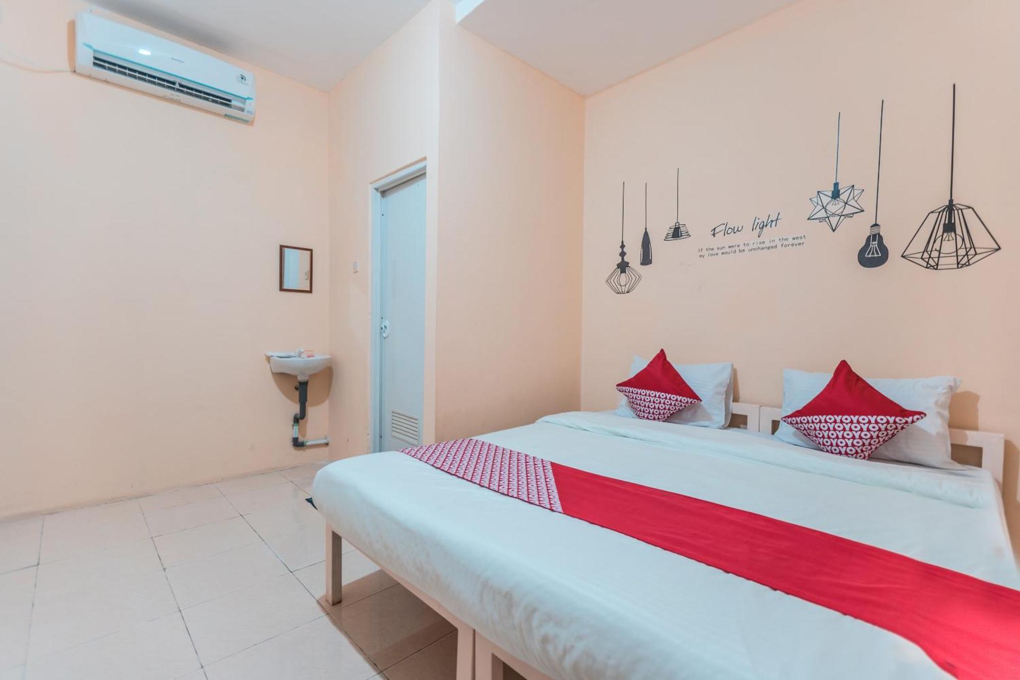 OYO 2034 Eden Guest House Depok Extérieur photo