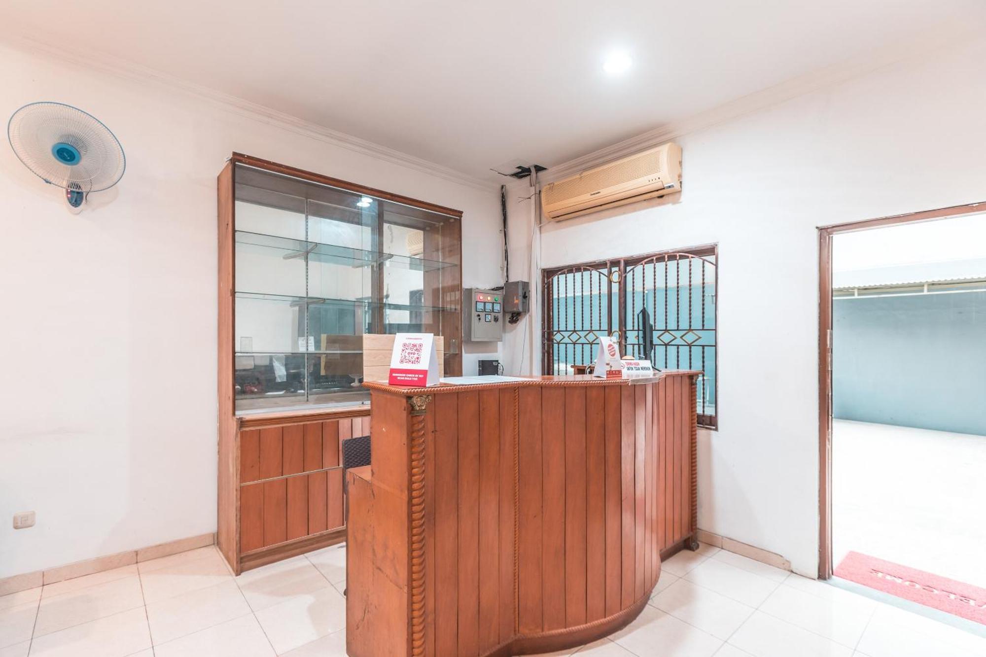 OYO 2034 Eden Guest House Depok Extérieur photo